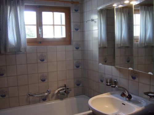 Koupelna v ubytování Charming chalet with panoramic view and private garage in Gruyère