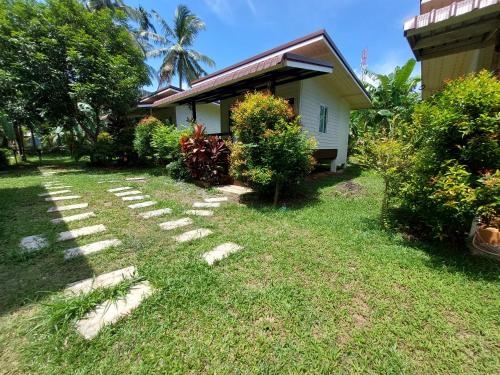 a stepping stone path in front of a house at Baan suan khun ta บ้านพักสวนคุณตา in Ko Chang