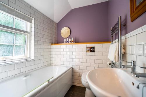 baño con bañera, lavabo y ventana en Middlethorpe Manor - No 4 Relaxation and Peace en York