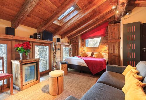 een woonkamer met een bed en een bank bij Locanda4 in Valtournenche