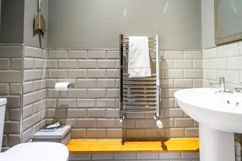 Baño blanco con lavabo y aseo en Middlethorpe Manor - No 6 Tranquility & Ease en York