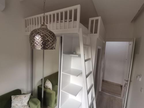 un letto a castello bianco con una scala in una stanza di Minderluk 1 a Sarajevo