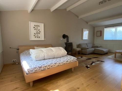 Posezení v ubytování Charming house in the woods with private wellness