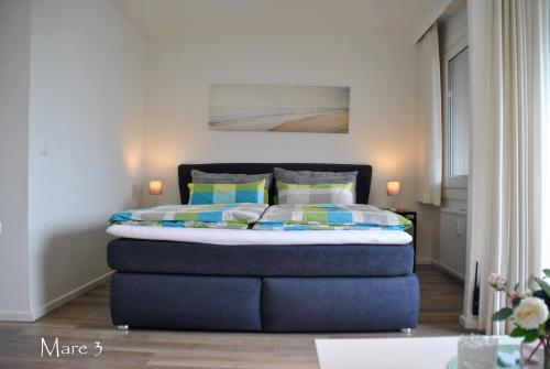 ein Schlafzimmer mit einem großen Bett in einem Zimmer in der Unterkunft Mare in Glücksburg