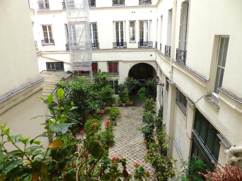 Real Parisian apartment with 2 bedrooms and AC