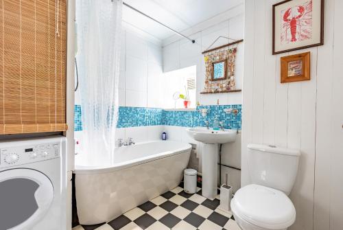 a bathroom with a tub and a toilet and a sink at Idyllic Country Cottage - Dog Friendly, 6 mins drive to Saunton Beach- World Class Surfing Reserve! 5 mins drive to Golf Course, REDUCED RATES! in Braunton