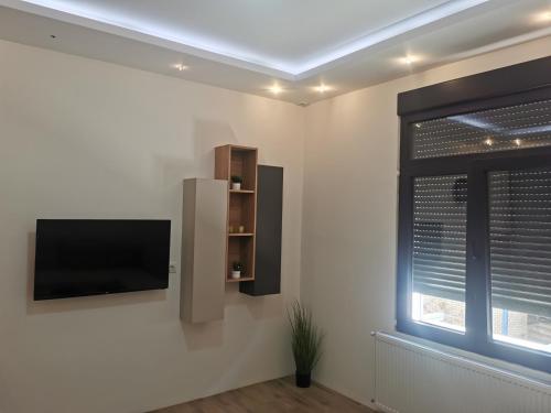 TV i/ili multimedijalni sistem u objektu Restoran Due Punti