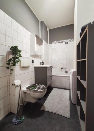 ein Bad mit einem WC, einem Waschbecken und einer Dusche in der Unterkunft Exclusive Suite South Central in Leipzig