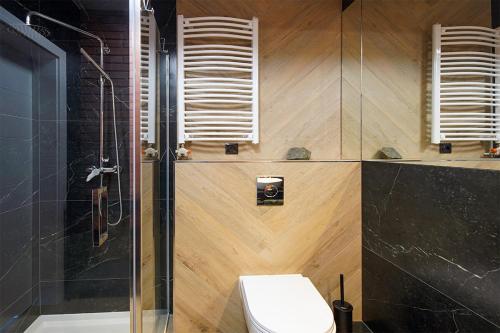 a bathroom with a shower and a toilet at Sun&Sport Apartament PANORAMA dwupoziomowy i przestronny in Szczyrk