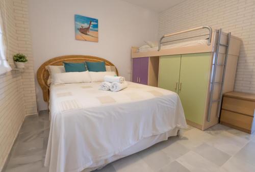 um quarto com uma cama e um beliche em Casa de Luz em La Herradura