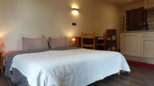 a bedroom with a large white bed in a room at Les Pucines bis Bas de villa 29 m2 luxe rez de jardin climatisation plein sud in Six-Fours-les-Plages