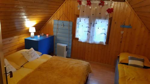 מיטה או מיטות בחדר ב-Chata Iva Šírava