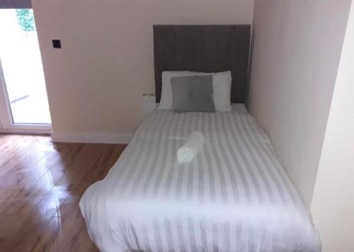 a white bed in a white room with at Shannon Oaks Apartments in Portumna