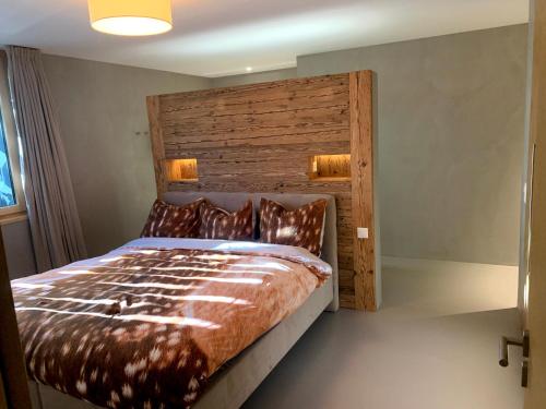 Säng eller sängar i ett rum på Ultra Luxurious 2-family Apartment on the Slopes in Arosa, CH