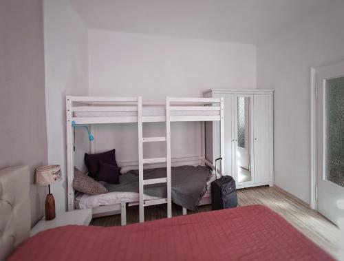Krevet ili kreveti na kat u jedinici u objektu Flat in neo country style aus Gründerzeit bis 6 Person
