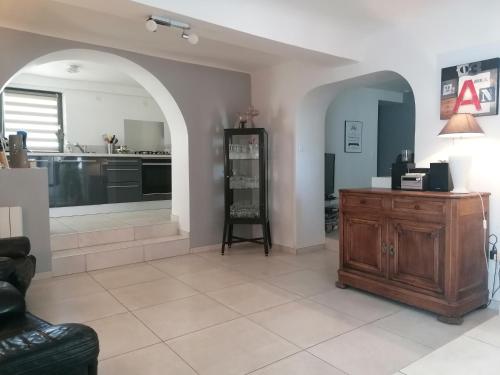 Il comprend un salon avec une voûte et une cuisine. dans l'établissement Jolie individuelle wifi climatisée au cœur de la Provence à 40 km Verdon et de Ste Maxime, à Lorgues