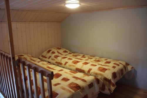 索特的住宿－Tähti A，一间卧室配有两张床和一张婴儿床。