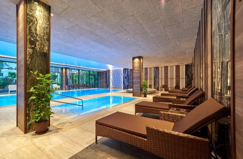 Premier Hotel Odesa tesisinde veya buraya yakın yüzme havuzu