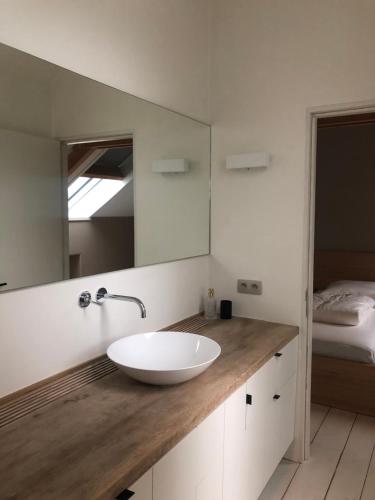  Factorij10 -  Room  picture :   Tea/Coffee maker    Minibar    Shower                           