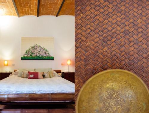 two images of a bedroom with a bed and a wall at Agriturismo Cavalierino in Montepulciano