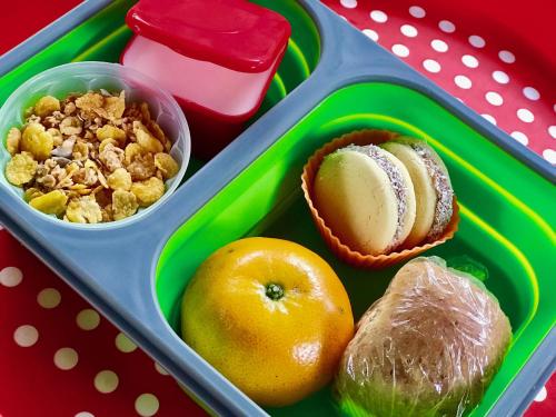 a plastic lunch box with fruit and cereal and a snack at B&B Mi Casa Es Tu Casa in Mar Azul