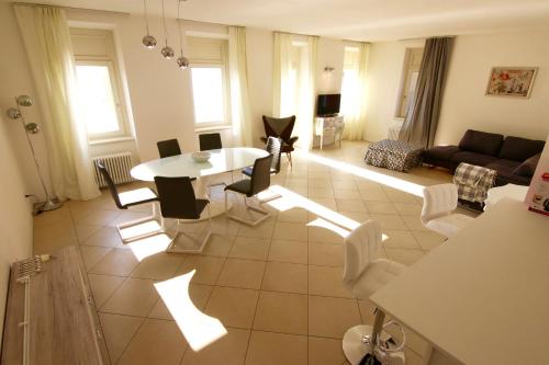 a kitchen and living room with a table and chairs at charmante apartament lake front in Malcesine