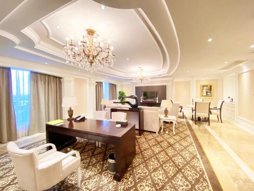 a living room with a table and a dining room at Holiday Inn Foshan Nanhai Central by IHG in Foshan