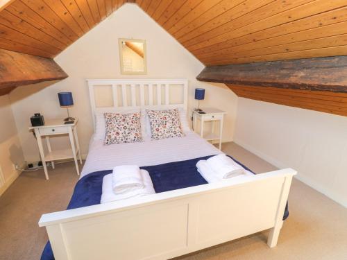 カーナーヴォンにあるTryfanの白いベッドと木製の天井が備わるベッドルーム1室が備わります。