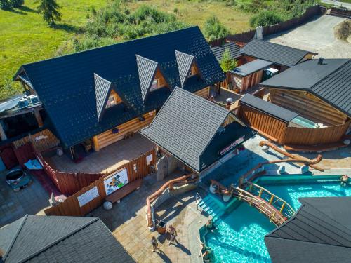 an overhead view of a swimming pool with a resort at Gorący Potok Apartamenty in Szaflary