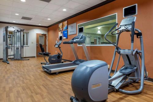 a gym with cardio equipment in a hotel room at Comfort Suites Vicksburg in Vicksburg