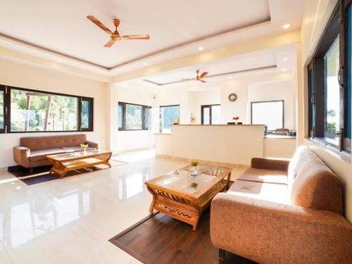 阿尔莫拉Boros Resorts Binsar的有两张沙发和一张桌子的客厅
