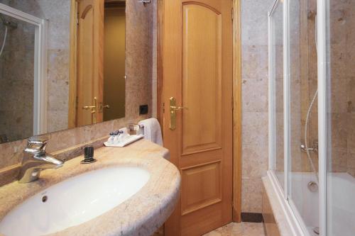 y baño con lavabo y ducha. en Bet Apartments - Apartments Catedral, en Valencia