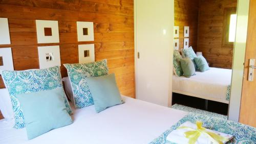 una camera con 2 letti con cuscini blu e bianchi di Casa Margarida, Quinta Carmo - Alcobaça - Nazaré ad Alcobaça