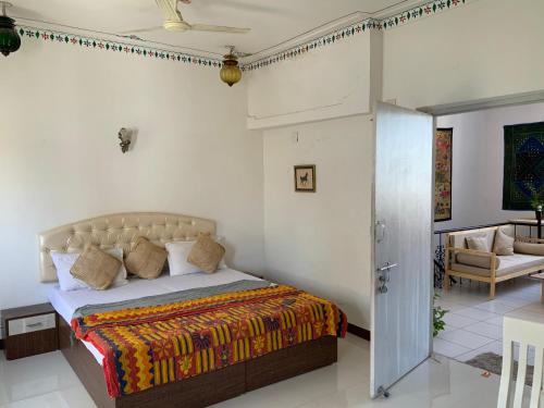 um quarto com uma cama e uma sala de estar em Full View Villa em Udaipur