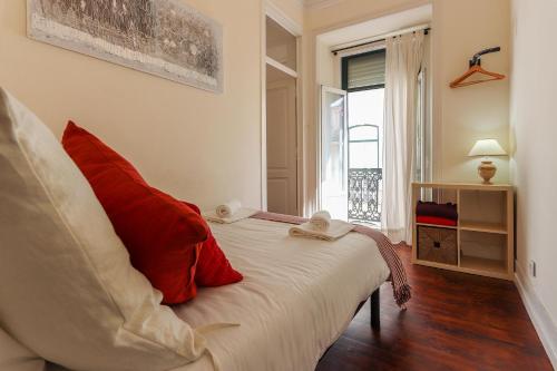 リスボンにあるBairro Alto Classic by Homingのベッドルーム1室(赤い枕のベッド1台、窓付)