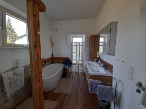 bagno con ampia vasca e lavandino di Ferienhaus Angel a Weitra