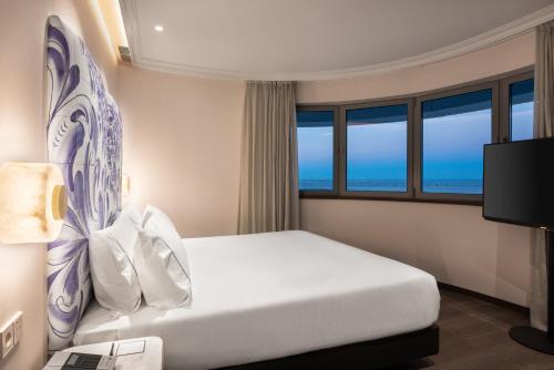 Кровать или кровати в номере Eurostars Universal Lisboa