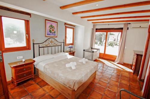 モライラにあるColibri - modern, well-equipped villa with private pool in Morairaのベッドルーム1室(白い弓2つが付いたベッド1台付)