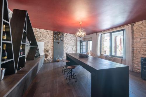 a bar in a room with a table and chairs at Villa Artiana in Rovinjsko Selo