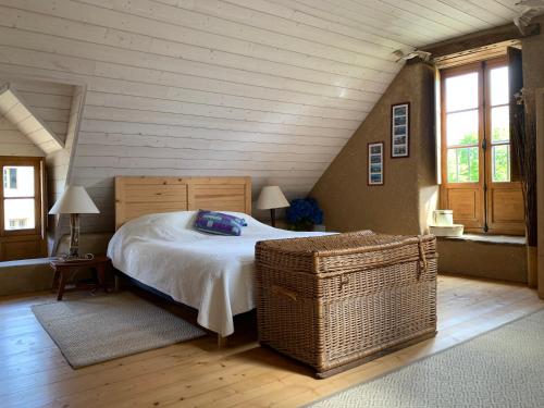 1 dormitorio con 1 cama en el ático en Gîte du Manoir du Cosquer en Pommerit-Jaudy