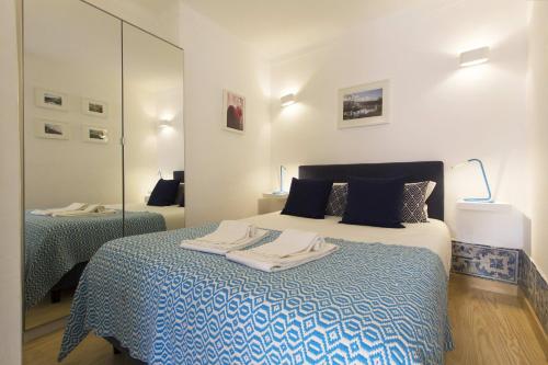 リスボンにあるChiado Blue by Homingのベッドルーム1室(タオル付)