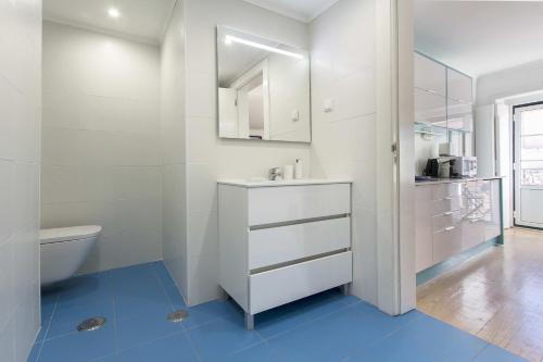 リスボンにあるChiado Blue by Homingの白いバスルーム(洗面台、トイレ付)