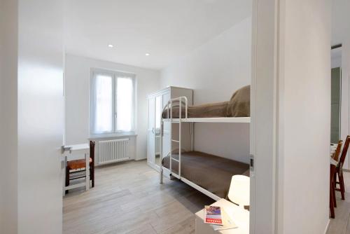 a small room with a bunk bed and a desk at Trilocale Recagno nuovo in Varazze
