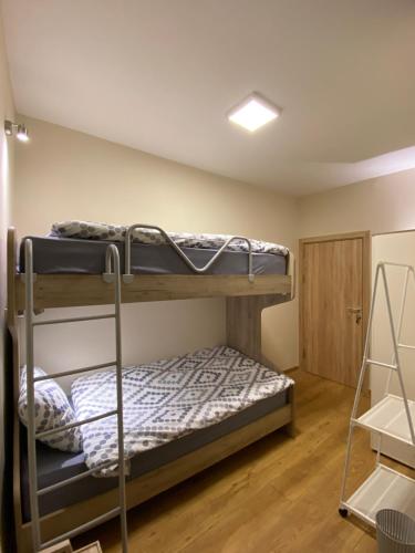 スコピエにあるR&K Hostelの二段ベッドが2つある寝室