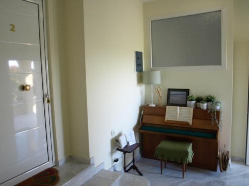 a living room with a piano and a mirror at ΠΑΛΗΟΚΤΗΜΑ - Palioktima 2 in Néon Rýsion