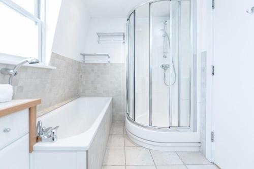 Beautiful Spacious 1BD Flat in Victoria