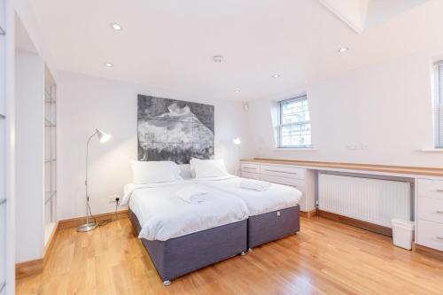 ロンドンにあるBeautiful 1 Bedroom Apartment in Victoriaの白いベッドルーム(大型ベッド1台付)