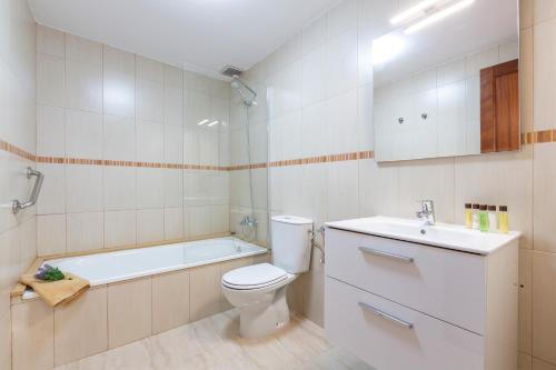 Vonios kambarys apgyvendinimo įstaigoje Apartments Urban Arrecife