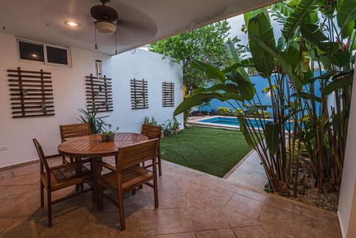 a dining room with a table and chairs and a yard at Casa Tulita Mérida in Mérida