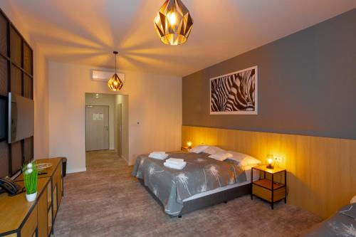 sypialnia z dużym łóżkiem w pokoju w obiekcie Hotel & Restaurant Barca w Koszycach
